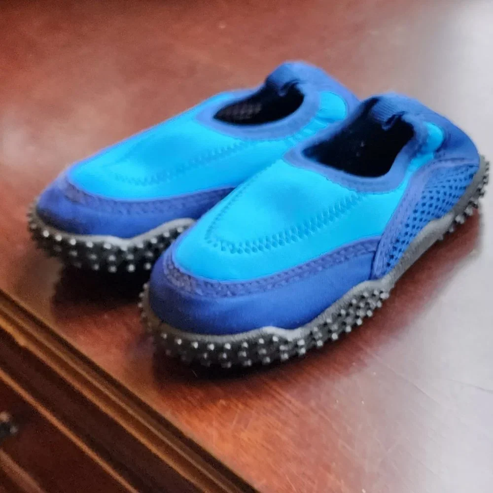 NWOT Airwalk Blue/Black Kids Water Shoes Size 8